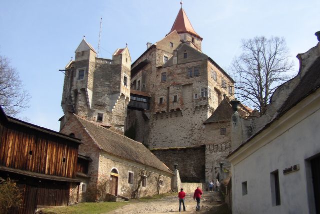 Autor: cs:User:Akil – cs:Soubor:Hrad Pernštejn.JPG, Volné dílo, https://commons.wikimedia.org/w/index.php?curid=1543029